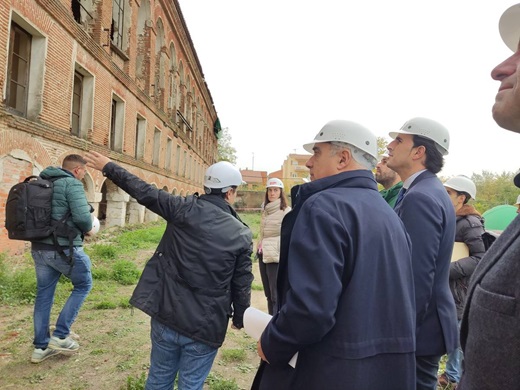 Director General del Patrimonio Cultural, Juan Carlos Prieto Vielba junto al alcalde de Meddina del Campo Guzmán Gómez Alonso en las obras de restauración y rehabilitación del Hospital Simón Ruiz. (REGRESAMOS)