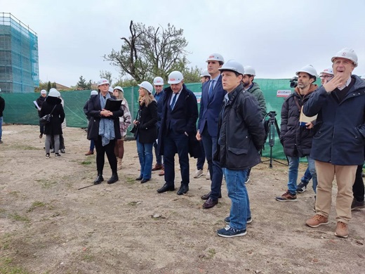 Director General del Patrimonio Cultural, Juan Carlos Prieto Vielba junto al alcalde de Meddina del Campo Guzmán Gómez Alonso en las obras de restauración y rehabilitación del Hospital Simón Ruiz. (REGRESAMOS)