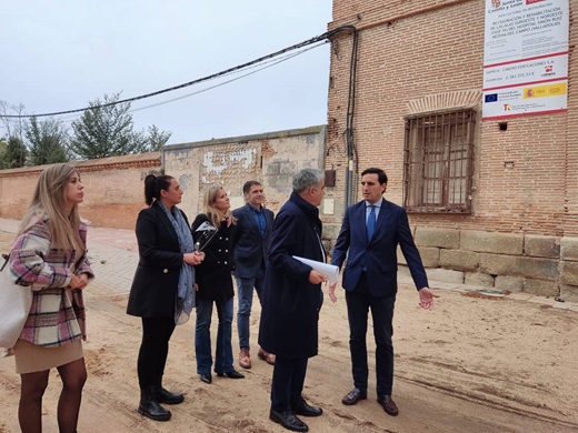 Director General del Patrimonio Cultural, Juan Carlos Prieto Vielba junto al alcalde de Meddina del Campo Guzmán Gómez Alonso en las obras de restauración y rehabilitación del Hospital Simón Ruiz. (REGRESAMOS)