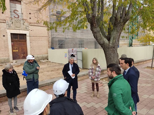 Director General del Patrimonio Cultural, Juan Carlos Prieto Vielba junto al alcalde de Meddina del Campo Guzmán Gómez Alonso en las obras de restauración y rehabilitación del Hospital Simón Ruiz. (REGRESAMOS)