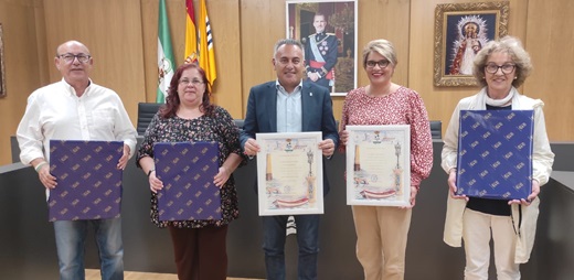 La presidenta y los miembros de la junta directiva de la Coral junto al alcalde