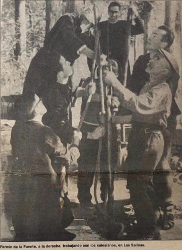 Fermín de la Fuente Sánchez a la derecha, trabajando en los salesianos, en las Salinas.