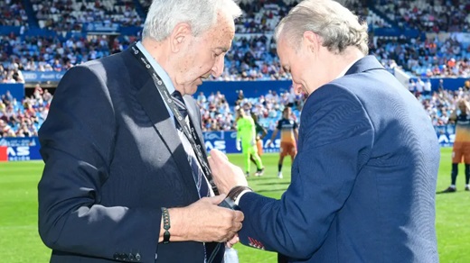 Óscar Luis Celada le pone la insignia de oro y brillantes al doctor Jesús VillanuevaReal Zaragoza