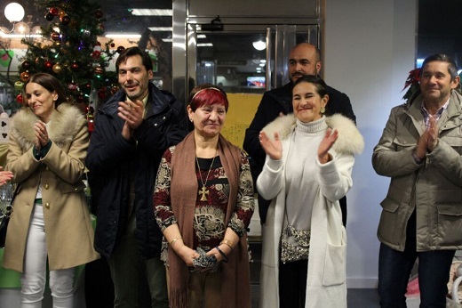 Momento de la inauguración del rastrillo solidario. Celina Matilla, presidenta de Mujeres en Igualdad, acompañada por Luis Carlos Salcedo y Olga Mohíno // La Voz