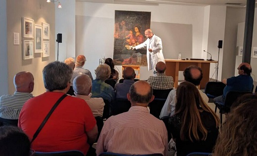 El restaurador Francisco Boldo durante su explicación // Foto: Museo de las Ferias