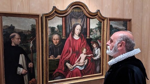 imagen de “Simón Ruiz” contemplando el tríptico de la Sagrada Familia (Marcellus Coffermans, h.1570)