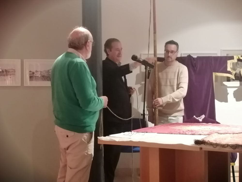 Mástiles soportes Stándares reales de proclamaciones (de 1666 y 1746 con sus cordones de sujección . (REGRESAMOS) Mástiles soportes Stándares reales de proclamaciones (de 1666 y 1746 con sus cordones de sujección . (REGRESAMOS)