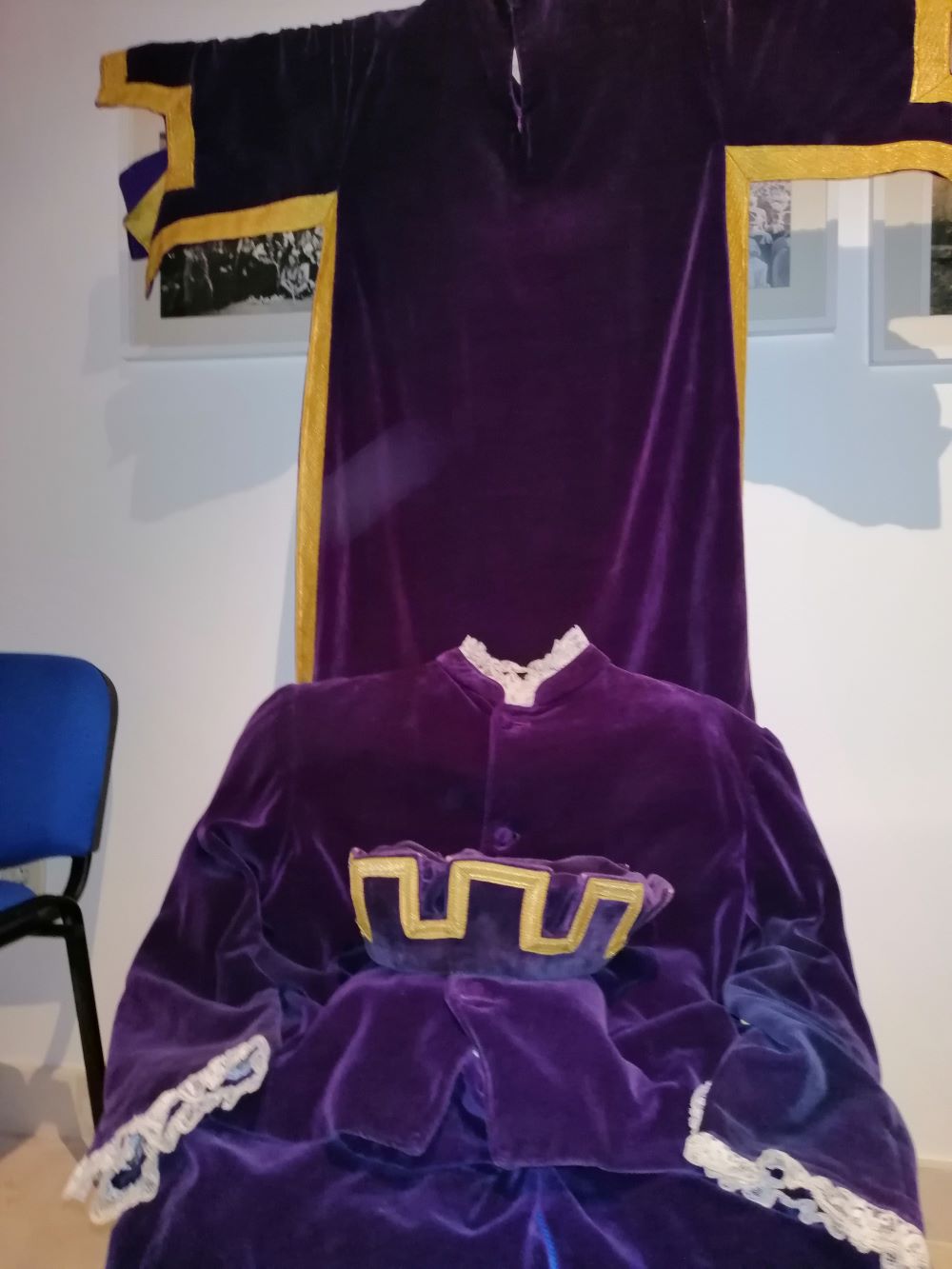 Se exponden también los trajes actuales de los maceros, formados por tabardo semejante a la dalmática de terciopelo (con el escudo de armas de la villa al pecho), gorra y calzones morados púrpura con ribetes dorados (elaborados en la Casa Barba de Madrid, hacia 1970). (REGRESAMOS) Se exponden también los trajes actuales de los maceros, formados por tabardo semejante a la dalmática de terciopelo (con el escudo de armas de la villa al pecho), gorra y calzones morados púrpura con ribetes dorados (elaborados en la Casa Barba de Madrid, hacia 1970). (REGRESAMOS)