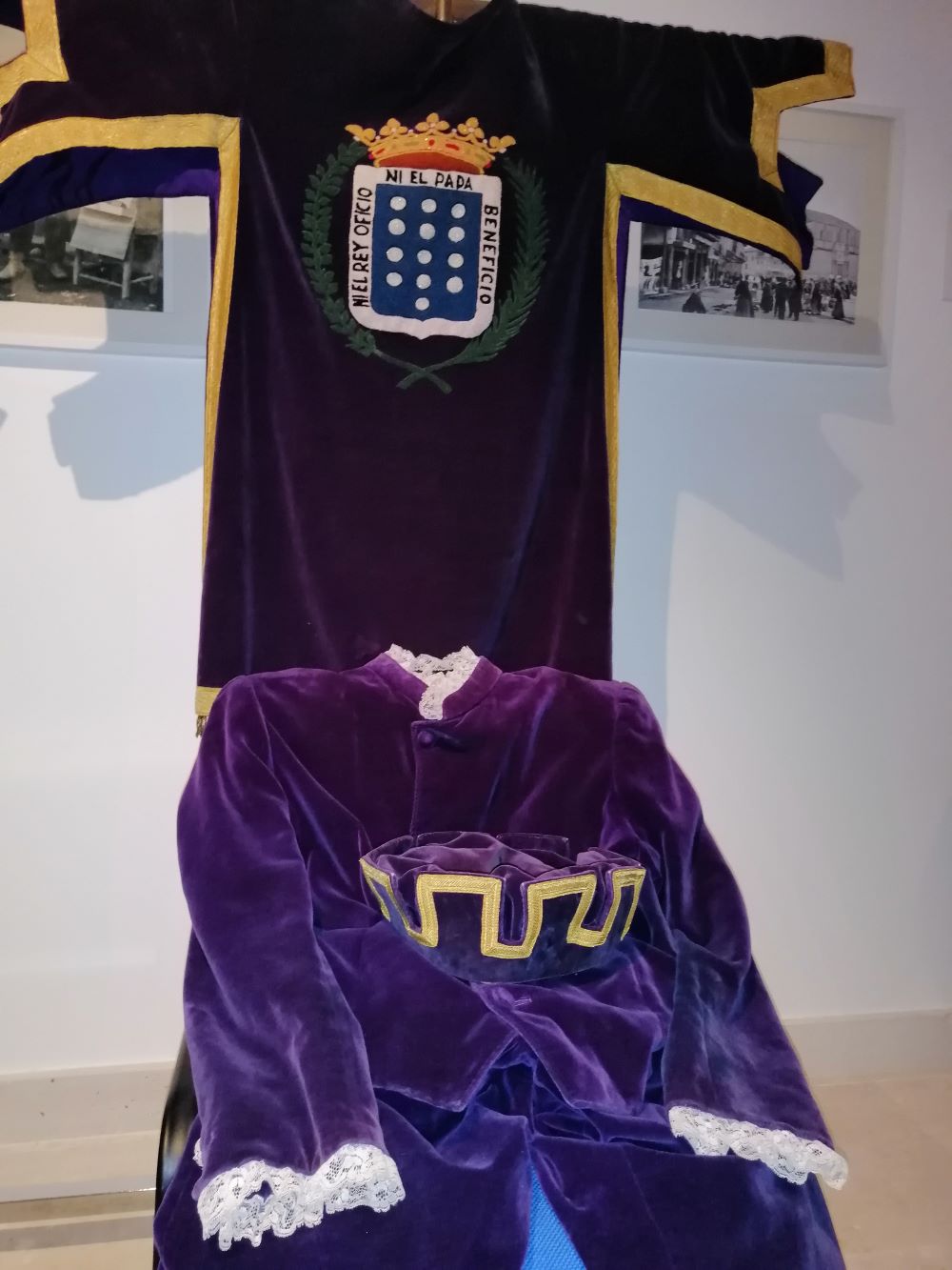 Se exponden también los trajes actuales de los maceros, formados por tabardo semejante a la dalmática de terciopelo (con el escudo de armas de la villa al pecho), gorra y calzones morados púrpura con ribetes dorados (elaborados en la Casa Barba de Madrid, hacia 1970). (REGRESAMOS) Se exponden también los trajes actuales de los maceros, formados por tabardo semejante a la dalmática de terciopelo (con el escudo de armas de la villa al pecho), gorra y calzones morados púrpura con ribetes dorados (elaborados en la Casa Barba de Madrid, hacia 1970). (REGRESAMOS)