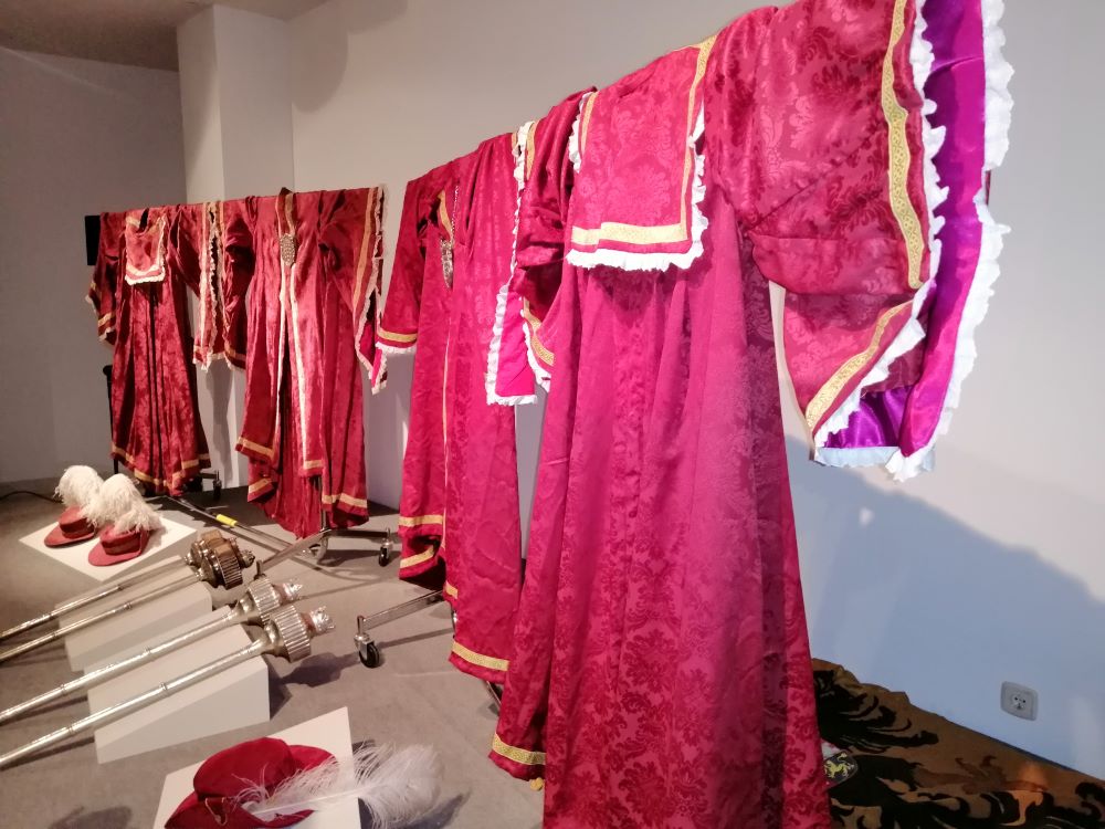 Réplicas de los trajes antiguos “gramallas” de los maceros de Medina del Campo, realizadas por la “Compañía Cristóbal de Mondragón”. (REGRESAMOS) RRéplicas de los trajes antiguos “gramallas” de los maceros de Medina del Campo, realizadas por la “Compañía Cristóbal de Mondragón”. (REGRESAMOS)
