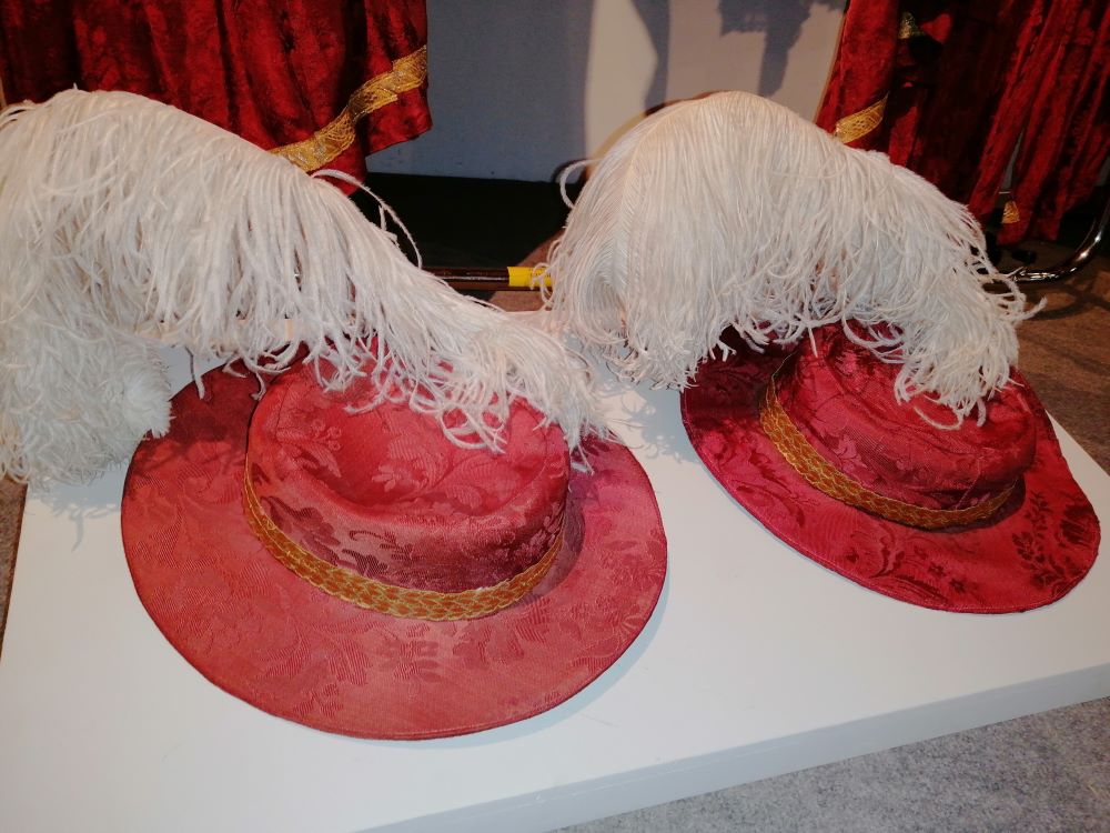 Sombreros que lucían los maceros, también de damasco carmesí, son de ala corta y vuelta, y se realzan con una pluma blanca de avestruz, ambos están documentados en 1738. (REGRESAMOS) Sombreros que lucían los maceros, también de damasco carmesí, son de ala corta y vuelta, y se realzan con una pluma blanca de avestruz, ambos están documentados en 1738. (REGRESAMOS)