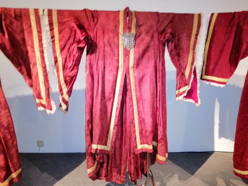Trajes originales “gramallas” antiguos de los maceros de Medina del Campo (REGRESAMOS) Trajes originales “gramallas” antiguos de los maceros de Medina del Campo (REGRESAMOS)