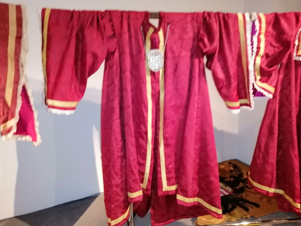 Réplicas de los trajes antiguos “gramallas” de los maceros de Medina del Campo, realizadas por la “Compañía Cristóbal de Mondragón”. (REGRESAMOS) Réplicas de los trajes antiguos “gramallas” de los maceros de Medina del Campo, realizadas por la “Compañía Cristóbal de Mondragón”. (REGRESAMOS)