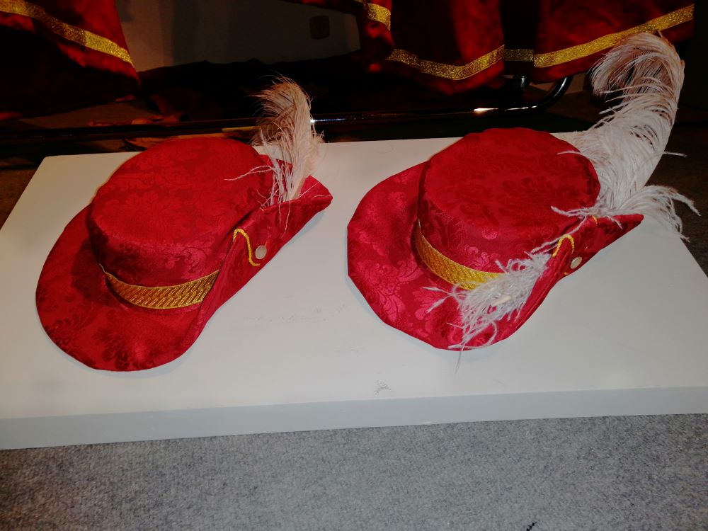 Sombreros que lucían los maceros, también de damasco carmesí, son de ala corta y vuelta, y se realzan con una pluma blanca de avestruz, ambos están documentados en 1738. (REGRESAMOS) Sombreros que lucían los maceros, también de damasco carmesí, son de ala corta y vuelta, y se realzan con una pluma blanca de avestruz, ambos están documentados en 1738. (REGRESAMOS)
