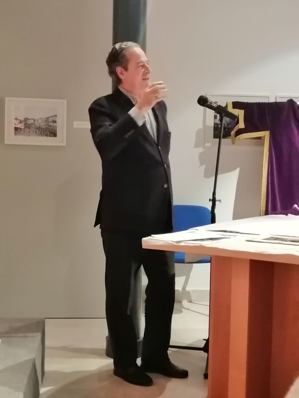 D. Antonio Sánchez del Barrio, Director del Museo de las Ferias de Medina del Campo, en la presentación de las réplicas de los trajes antiguos de los maceros de Medina del Campo (REGRESAMOS) D. Antonio Sánchez del Barrio, Director del Museo de las Ferias de Medina del Campo, en la presentación de las réplicas de los trajes antiguos de los maceros de Medina del Campo (REGRESAMOS)