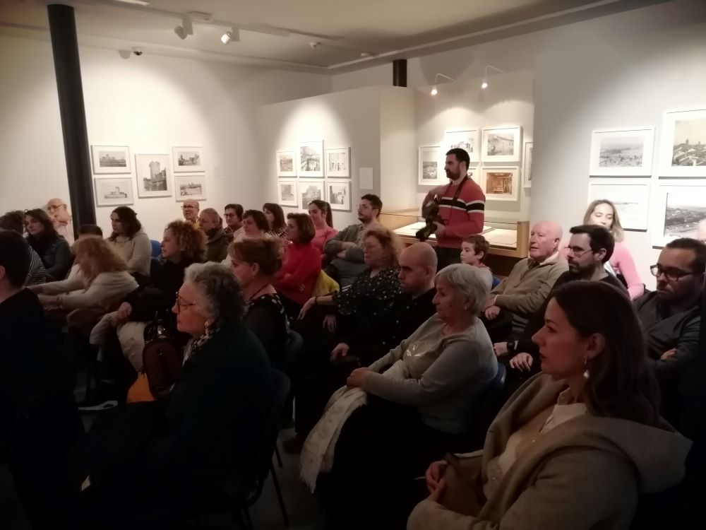 Público en la presentación de las réplicas de los trajes antiguos “gramallas” de los maceros de Medina del Campo. (REGRESAMOS). Público en la presentación de las réplicas de los trajes antiguos “gramallas” de los maceros de Medina del Campo. (REGRESAMOS).
