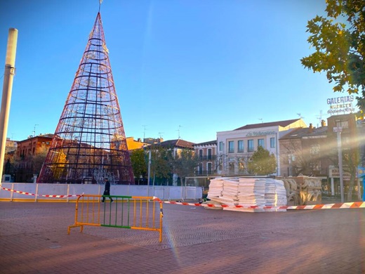 Instalación del Árbol de Navidad y pista de hielo en la Plaza Mayor de la Hispanidad // La Voz