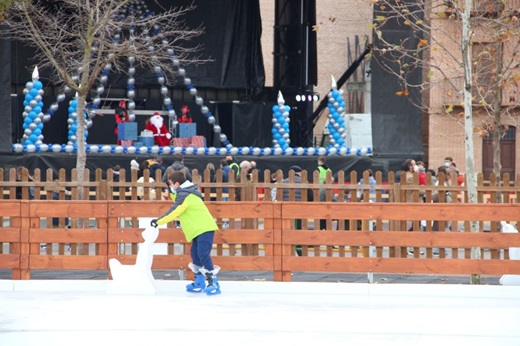 Pista de hielo en la Plaza Mayor de la Hispanidad de Medina del Campo