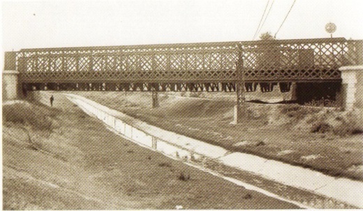 Puente de Hierro. Para el servicio de las líneas férreas de Zamora y Salamanca, vista desde el Paseo de Versalles