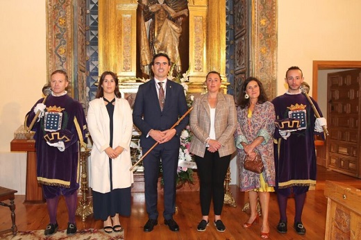 Celebración de Santa Teresa 2022. Concejales del Ayuntamiento y regidor junto a maceros