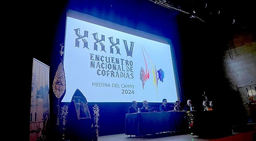 Momento del anuncio de Medina del Campo como sede del 35 Encuentro Nacional de Cofradías en el Palacio de Exposiciones y Congresos de Granada. E. M.