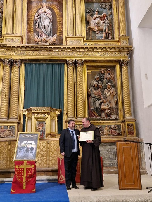 Carlos García Serrada en la imposición de la insignia de oro a D. Francisco Sánchez Oreja, Prior del Convento de Padres Carmelitas Descalzos de Medina del Campo y Consiliario de la Junta de Semana Santa desde hace más de 20 años, reconociendo de esta forma toda la ayuda prestada y su colaboración con la Junta y todas las Cofradías que la integran.