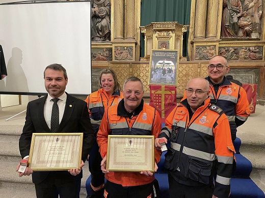 Entregadas las insignias de plata de la Junta de Semana Santa a la Policía Local, Proteccion Civil, Radio Medina Cadena Ser y Onda Cero Tierras de Medina y la insignia de oro al Padre Francisco Sánchez Oreja.