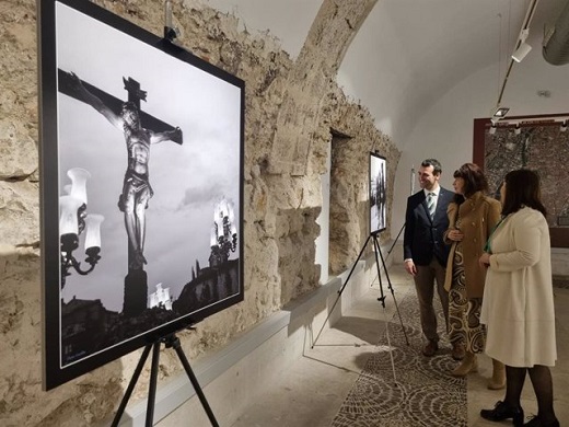 Una de las obras de la muestra 'Tres semanas, un encuentro' en la Sala de Exposiciones de la Oficina de Turismo de San Benito, en Valladolid.
- AYUNTAMIENTO DE VALLADOLID