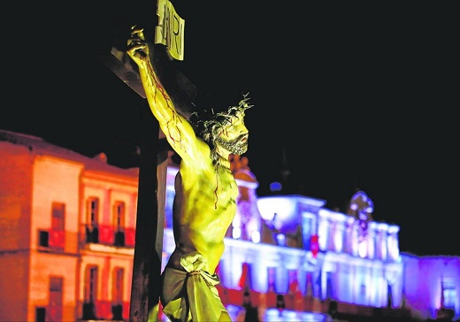 El Cristo de la Agonía, en la noche medinense, con el Ayuntamiento y la Colegiata por testigos J. C. REBOLLO