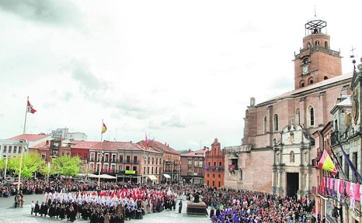 Encuentro del Viernes Santo en la Plaza Mayor J. C. R.