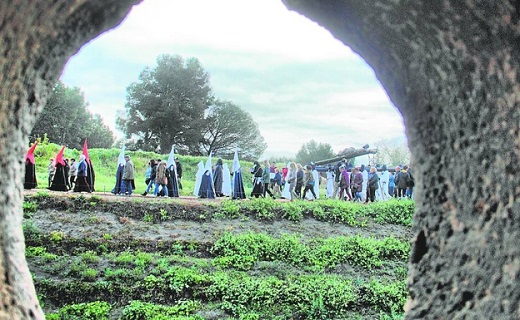 Procesión alrededor del castillo J. C. R.