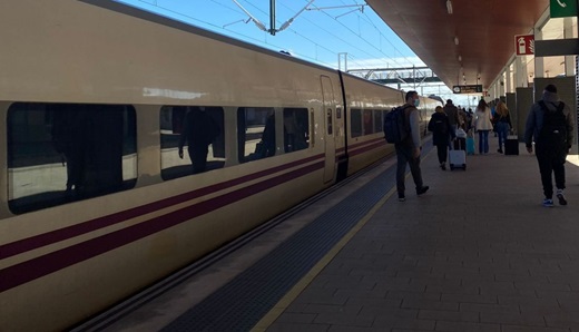 Viajeros en la estación de tren de Zamora. Archivo.