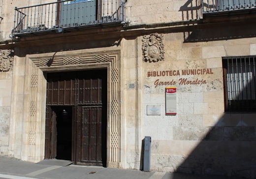 Entrada de la Biblioteca Municipal Gerardo Moraleja de Medina del Campo Yaiza Cobos