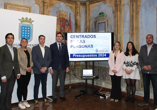 Guzmán Gómez junto a los concejales Luis Carlos Salcedo, Patricia Carreño, Alberto Amigo, Raquel Barbado, Nadia González y David Alonso. Yaiza Cobos