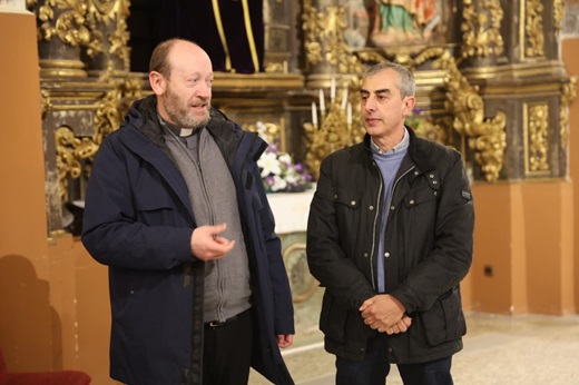 D. Jesús Rodolfo García Rodríguez, párroco de la iglesia Colegiata de San Antolín y D. Carlos J. Alonso Arribas.autos del proyecto de restauración (Reportaje fotográfico)