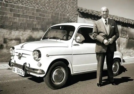 Miguel Martínez, en la década de los noventa, posa con su Seat 600, el único coche que tuvo durante toda su vida.