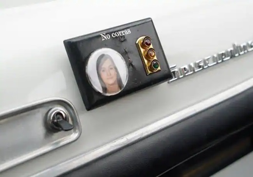 Una foto de la mujer de Pablo con el lema 'No corras' decora el interior espartano del Seat 600 D de su abuelo Miguel.