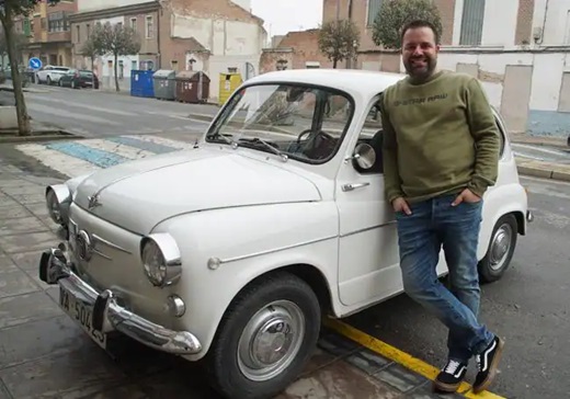 Pablo, feliz, junto al 600 de Miguel, en la misma calle de Medina del Campo donde lo guardaba su abuelo.