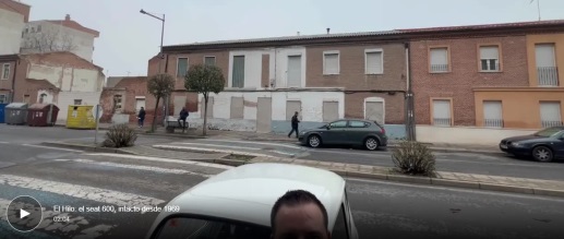 Pablo Sanz, hace unos días, y su abuelo Miguel Martínez, en los años 90, junto al Seat 600 D que ha regresado a Medina del Campo. Fotos y vídeo de Rodrigo Ucero