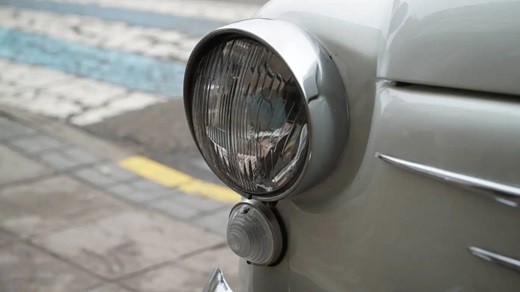 Lanzado en 1957, el Seat 600 cambió la movilidad de la clase media española. En el modelo D, presentado en 1963, las luces de posición e intermitentes delanteros se colocaron debajo de los faros.