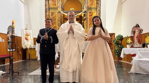 El párroco José Luis junto a los niños Dario y Jimena Cedida por la parroquía a El ESPAÑOL Noticias de Castilla y León El párroco José Luis junto a los niños Dario y Jimena Cedida por la parroquía a El ESPAÑOL Noticias de Castilla y León