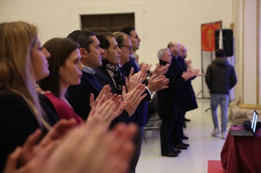 Autoridades aplauden durante la gala en un Simón Ruiz lleno para la ocasión
