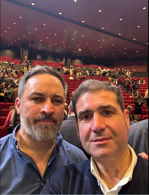 Alberto Amigo con Santiago Abascal en Asamblea General Extraordinaria celebrada en Madrid // Fuente: Vox Medina del Campo