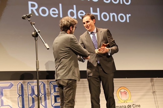 Manuel Solo recibiendo el Roel de Honor de manos del alcalde de Medina del Campo, Guzmán Gómez Alonso, 
