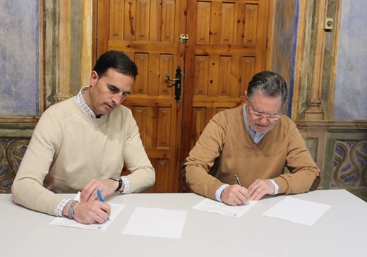 Guzmán Gómez y Jerónimo García firmando el convenio de colaboración Yaiza Cobos Guzmán Gómez y Jerónimo García firmando el convenio de colaboración Yaiza Cobos