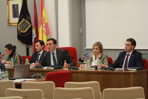 Guzm&aacute;n G&oacute;mez hace uso de la palabra en el pleno extraordinario // Foto: Paula de la Fuente