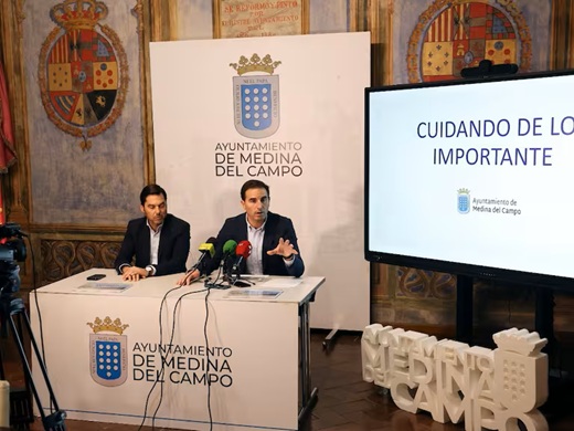 Luis Carlos Salcedo, concejal de Hacienda, y Guzm&aacute;n G&oacute;mez, alcalde de Medina del Campo / Ayto. Medina del Campo