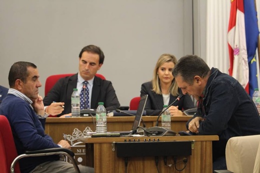 Chico expresa su malestar en el pleno // de la Fuente