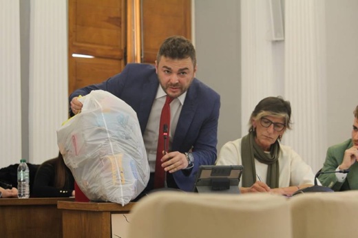 Luis Manuel Pascual muestra su bolsa de basura // Paula de la Fuente