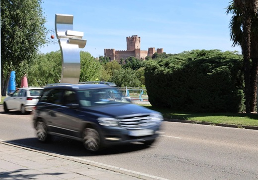 Un vehículo circula por la Nacional VI, a su paso por Medina del Campo. Rodrigo Ucero 
